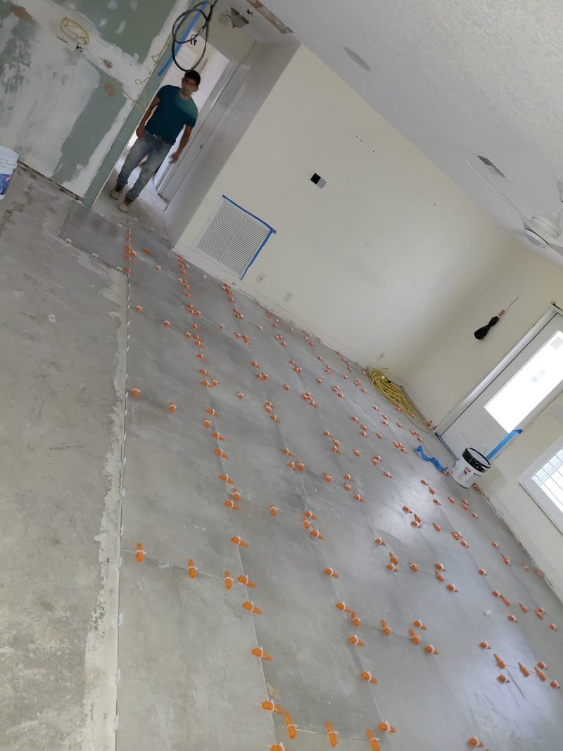 Large-format floor tile set with leveling clips